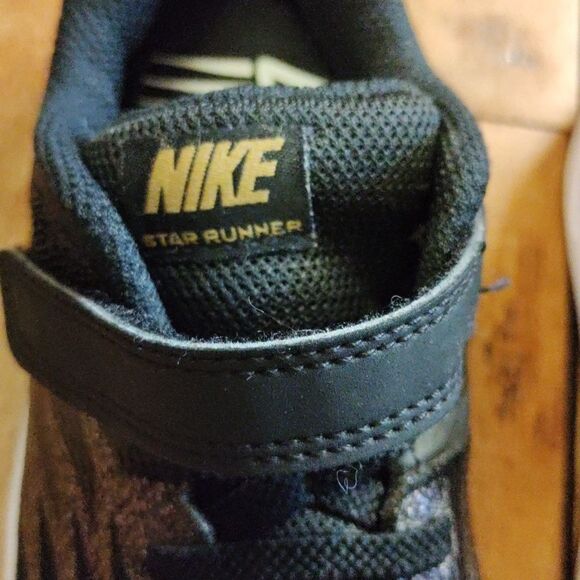 Nike Star Runner Sneakers 10 C Kids Black Gold Sneakers Velcro Neutral - Picture 11 of 13